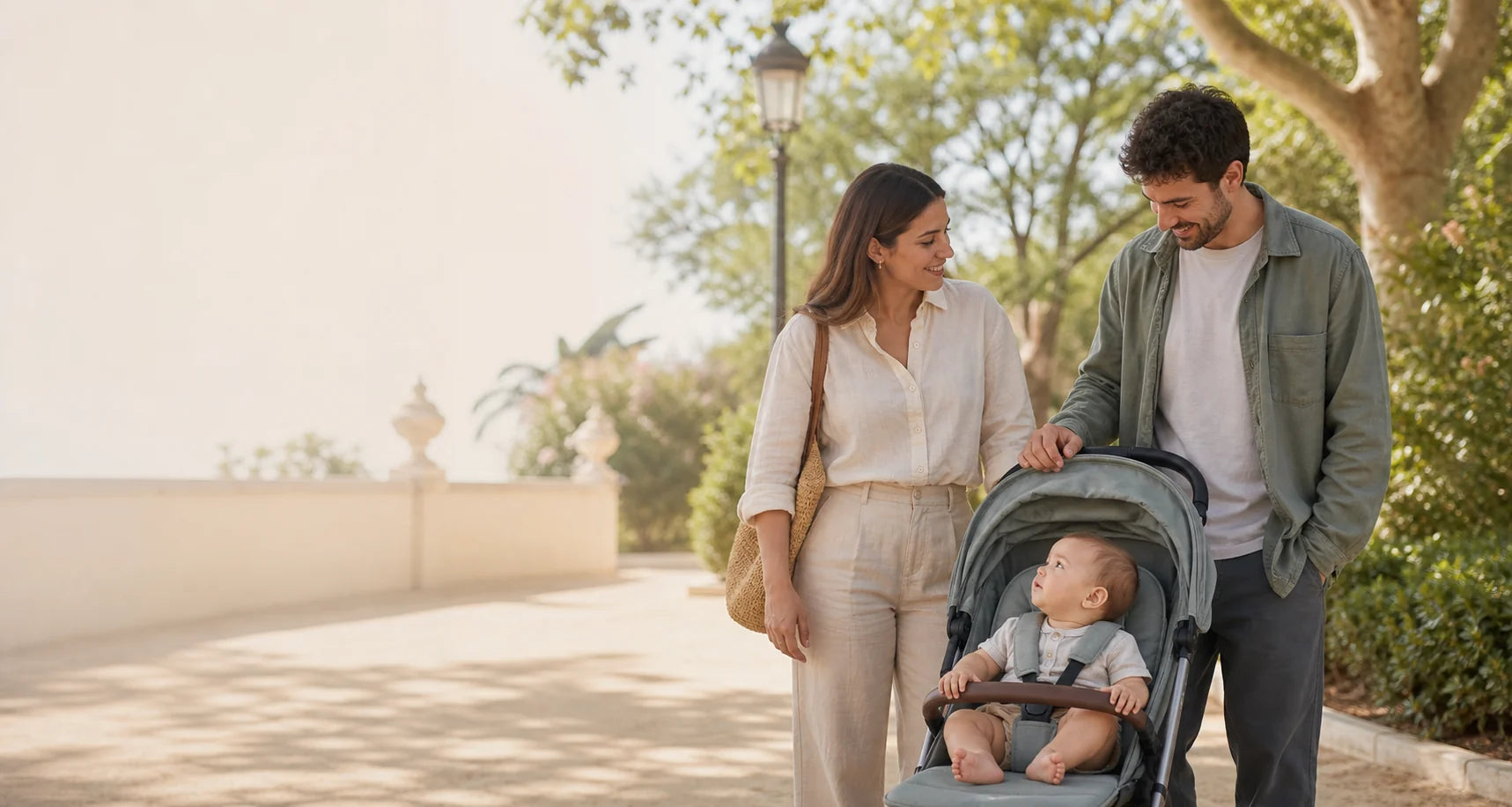 Familia paseando con su bebé
